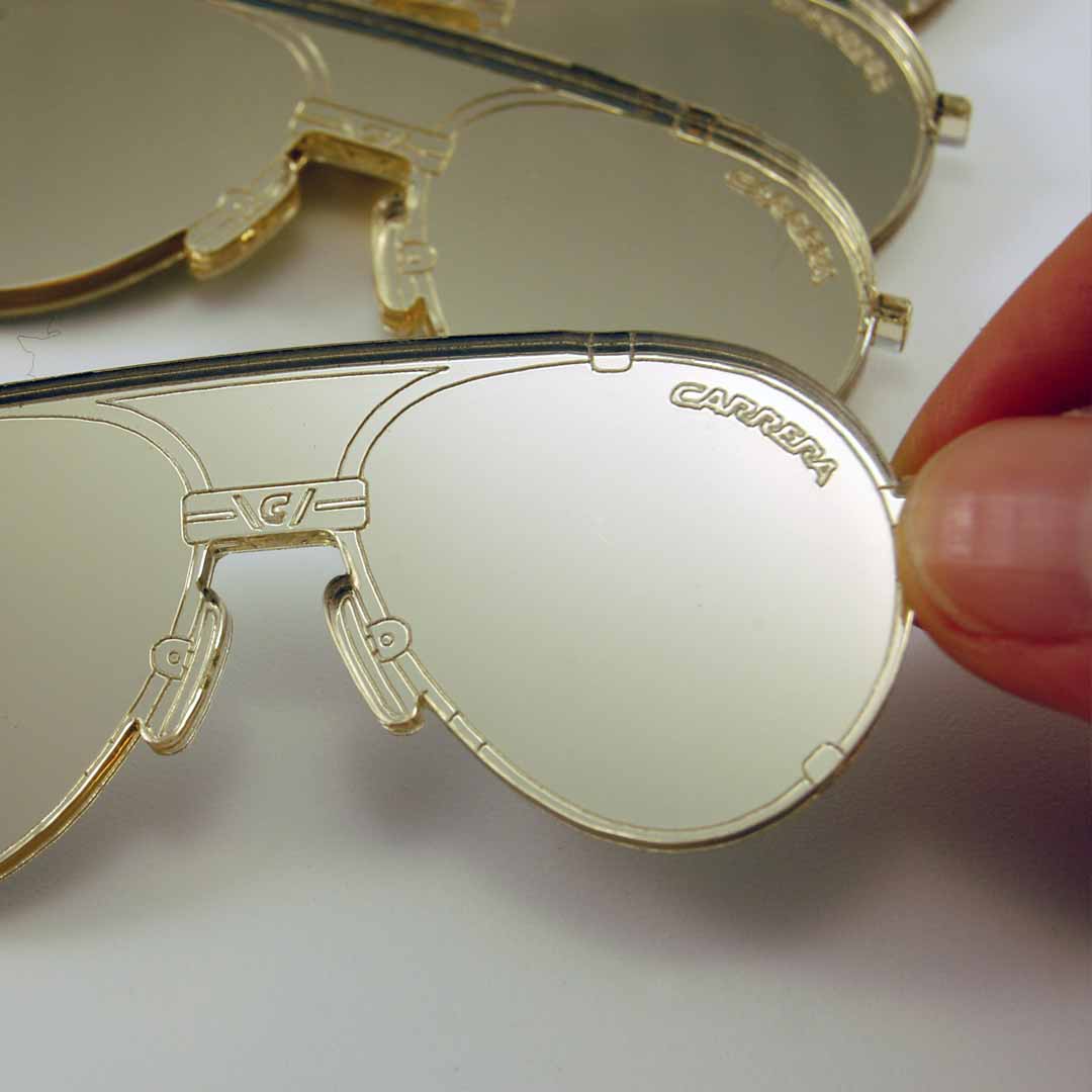 Calamite forma occhiali da sole in plexiglass specchiato oro per evento promozionale Carrera prodotti con taglio laser.