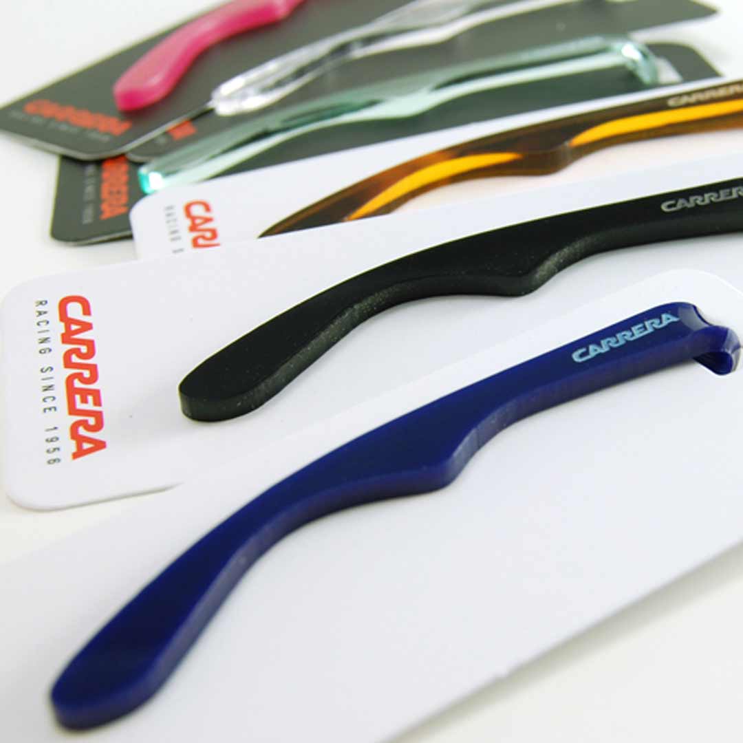 Regali promozionali in plexiglass colorato tagliato a forma di asta di occhiali da sole Carrera e piegati a caldo per diventare clip portasoldi.