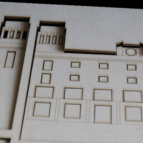 Pezzo di cartonlegno tagliato con laser forma palazzo modello architettura