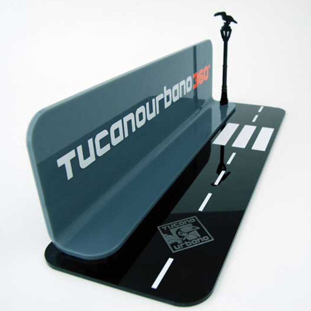 Brand display negozi Tucano Urbano plexiglass nero grigio con incisioni laser