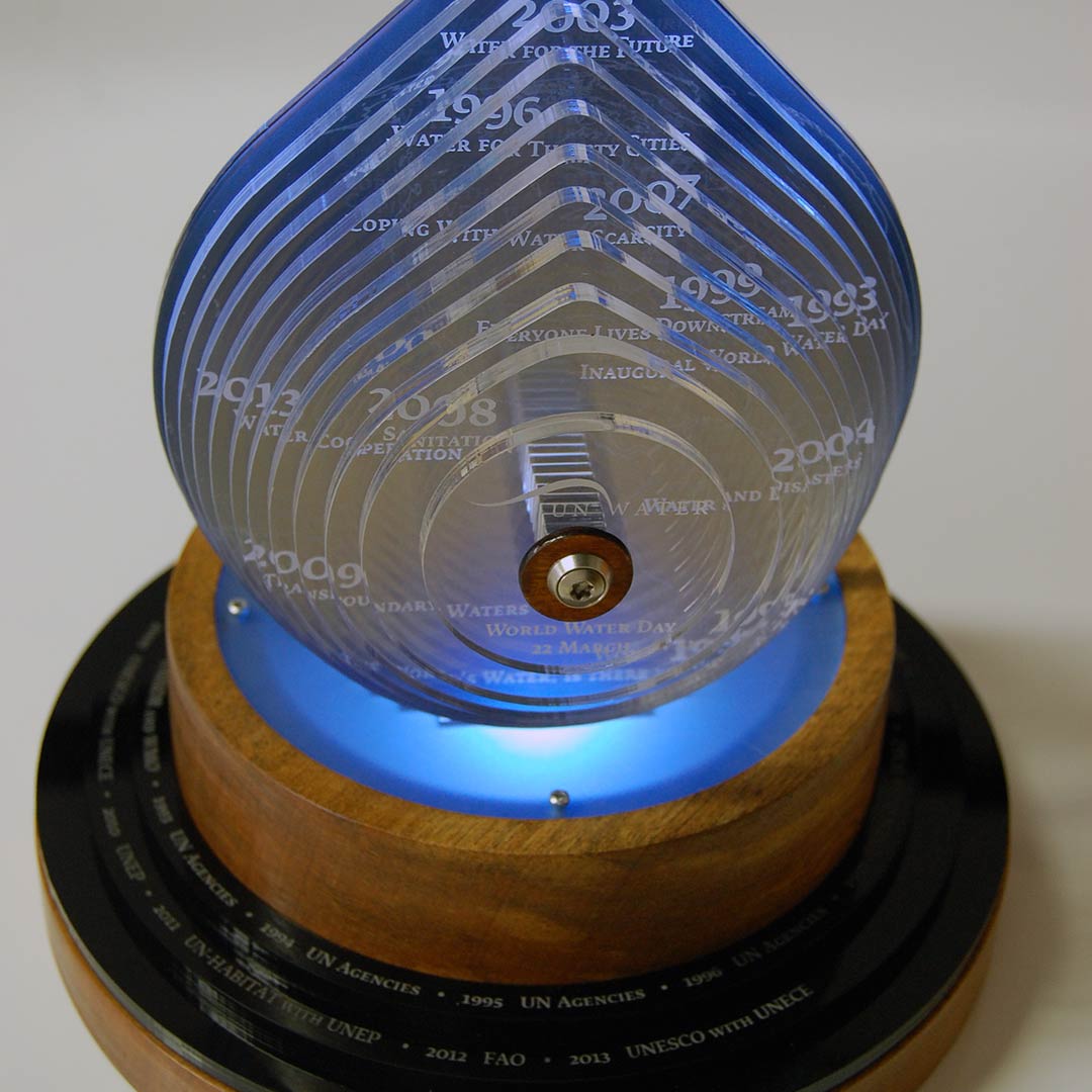 Trofeo per FAO World Water Day in plexiglass e legno a forma di goccia acqua