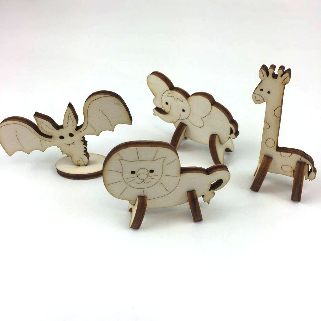 Animali giocattoli in legno di pioppo per sorprese uova di pasqua.