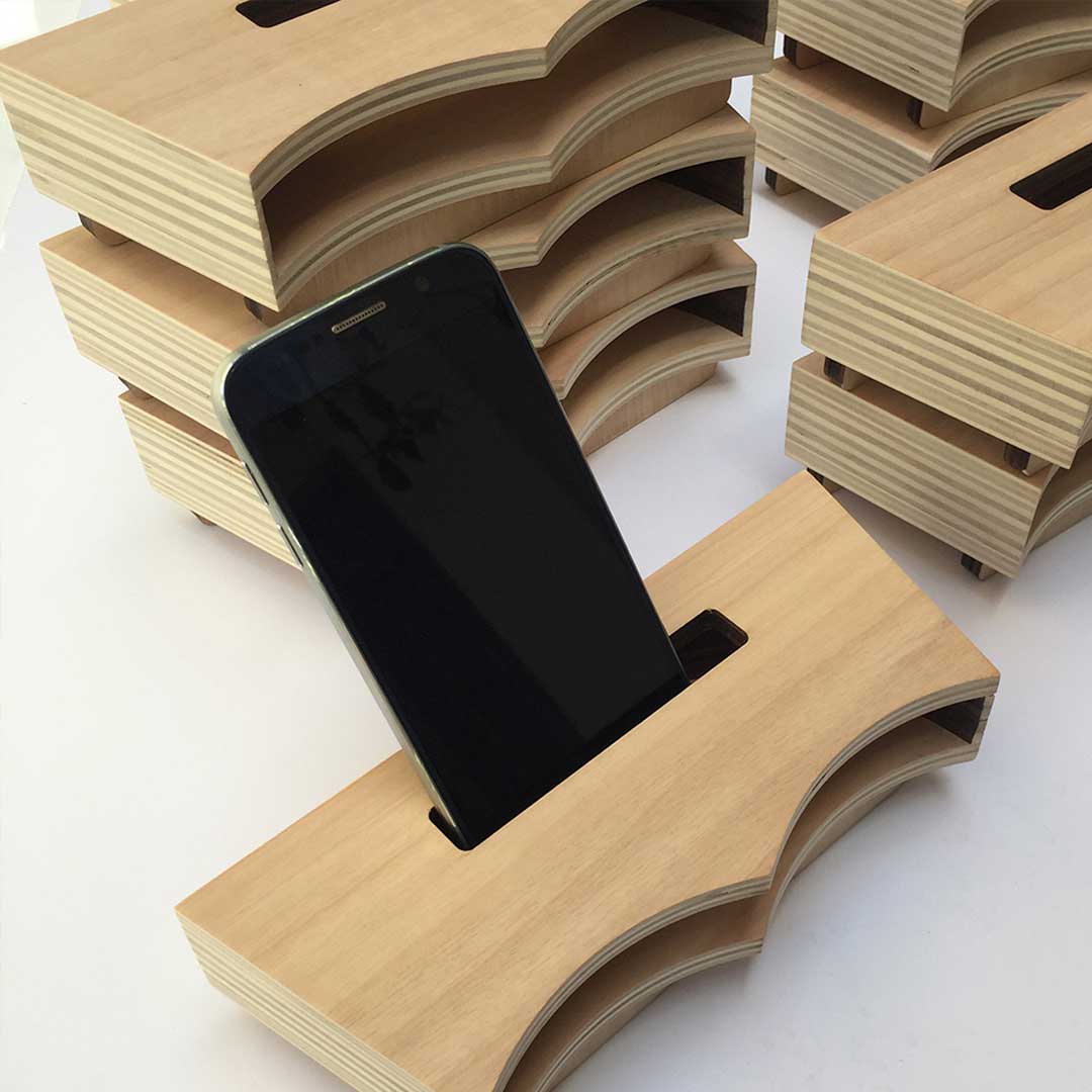 Cassa di legno per telefonini sagomata con taglio laser con forma del logo Levi's per promozione.