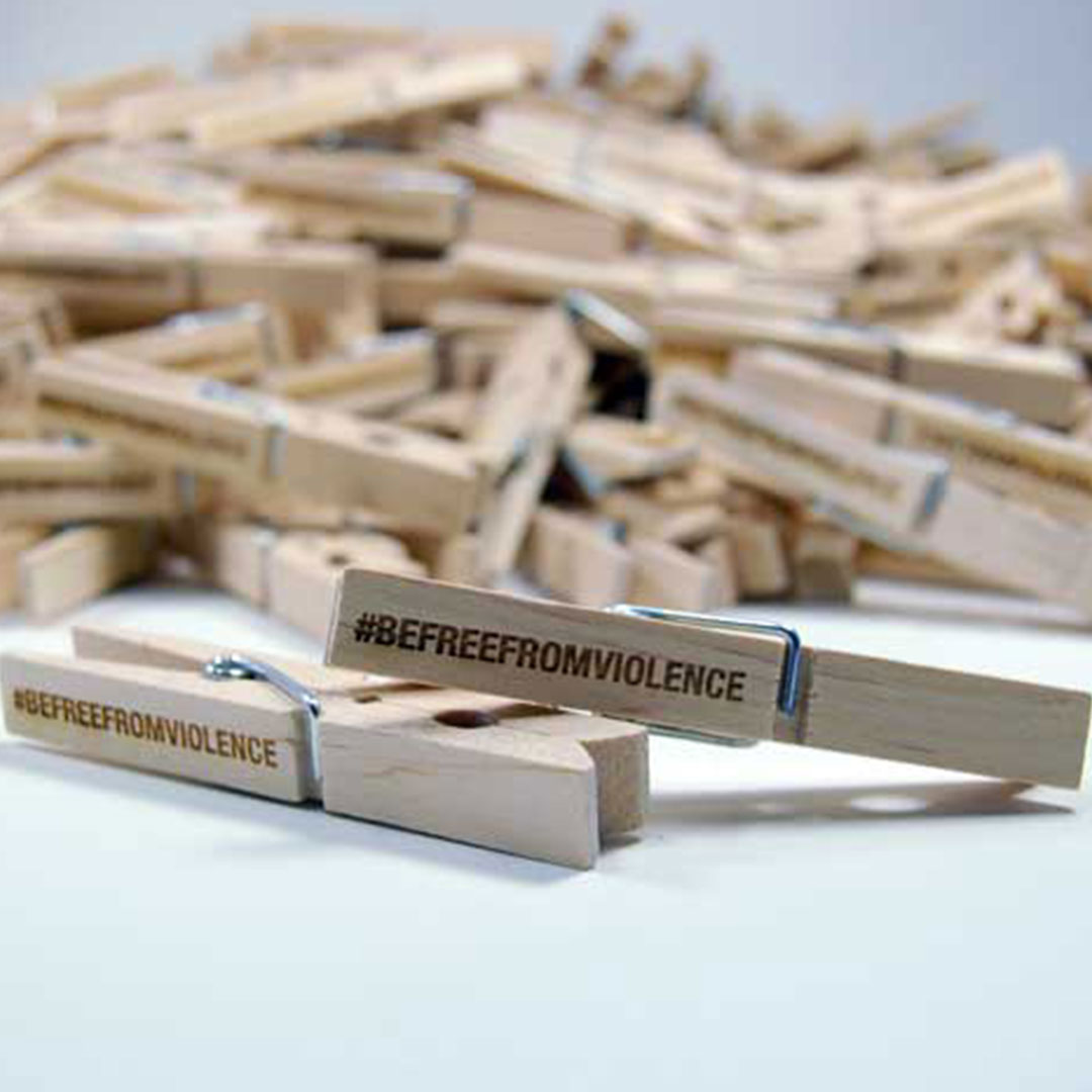 Mollette in legno con incisioni laser per promozione evento #Befreefromviolence