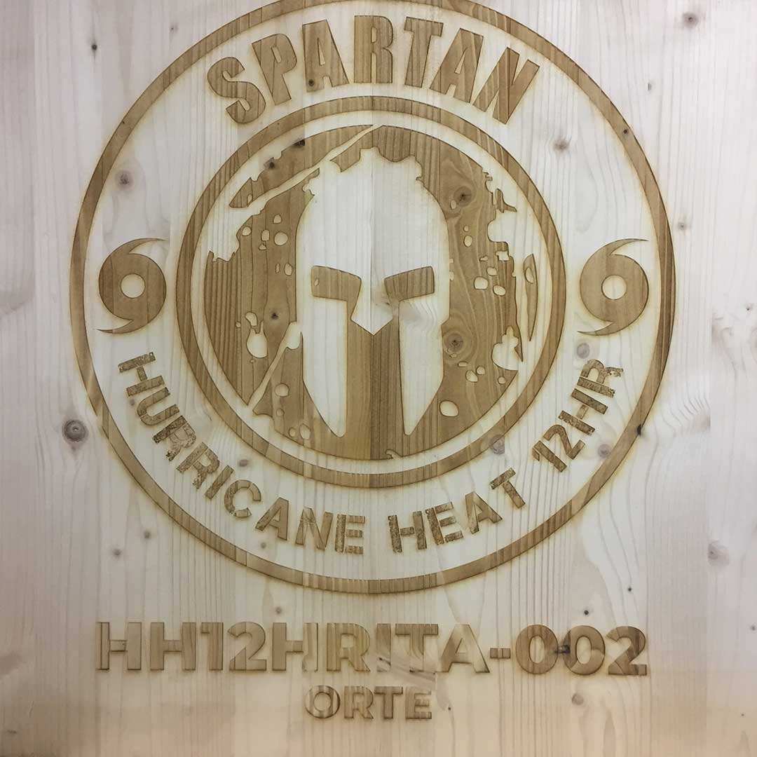 Pannello in legno di abete con incisioni laser profonde di grafica Spartan Hurricane Heat