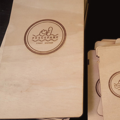 Mucchio di tavolette portamenu in legno con personalizzazione laser logo ristorante Pescepane
