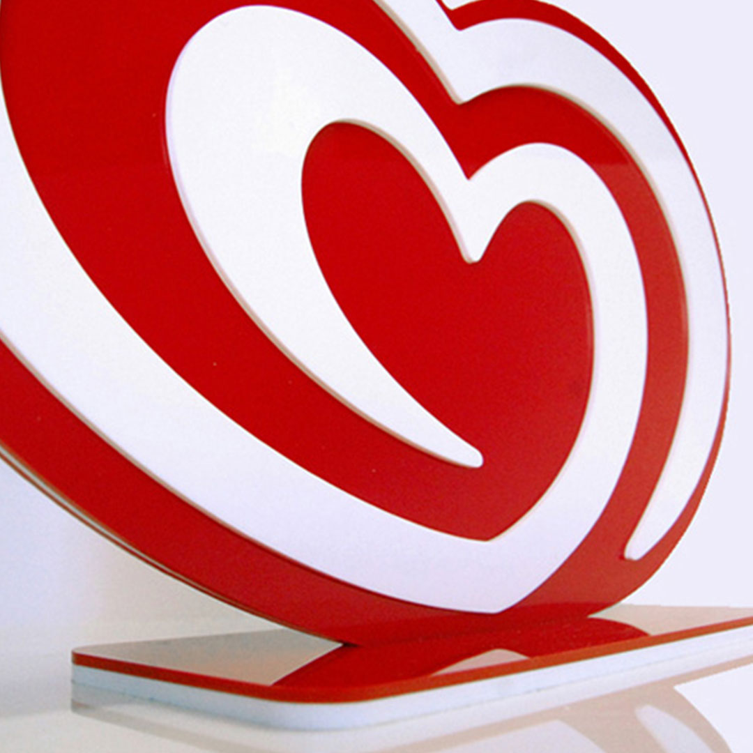 Logo algida creato con plexiglass rosso e bianco tagliato a laser e base rettangolare in plexiglass.