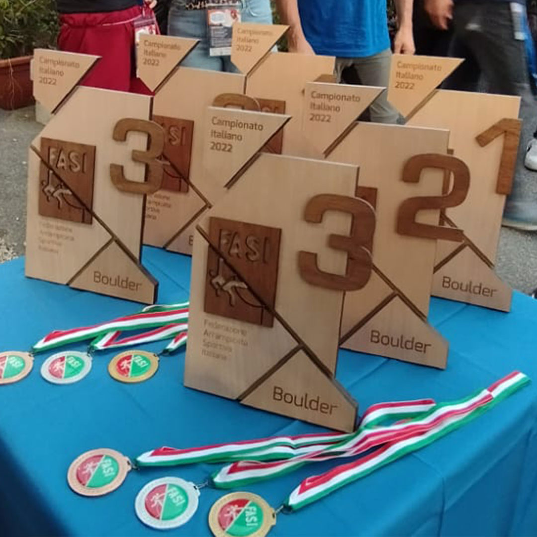 Premi in legno per Campionato Italian Boulder fatti con taglio laser e lavorazioni artigianali.