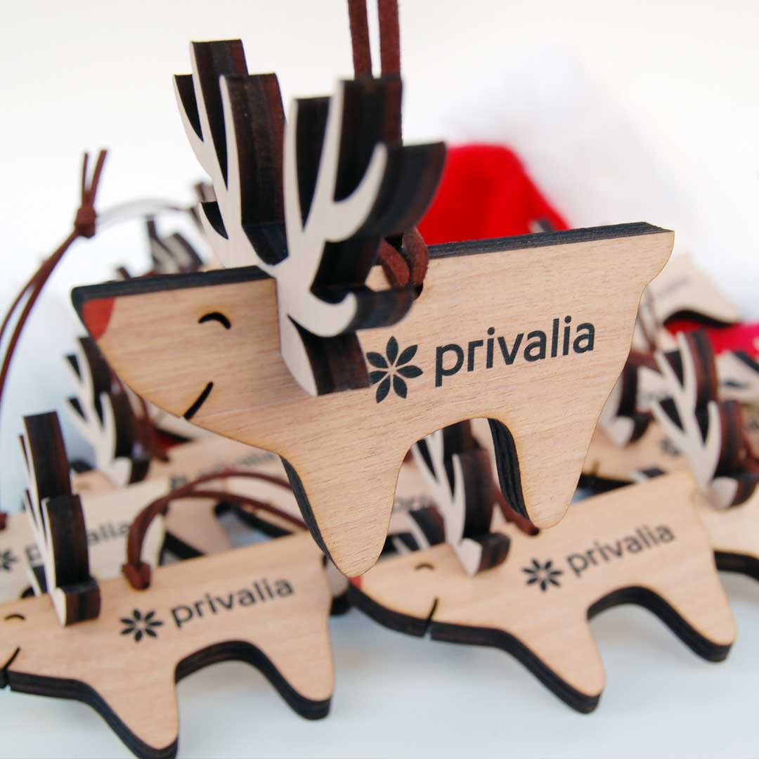 Renne in legno di spessore 8 mm con stampa logo Privalia per regali aziendali per Natale.