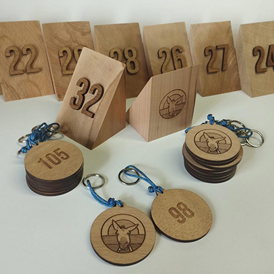 Segnatavoli legno massello con numeri in rilievo e incisione di logo per bar campeggio.