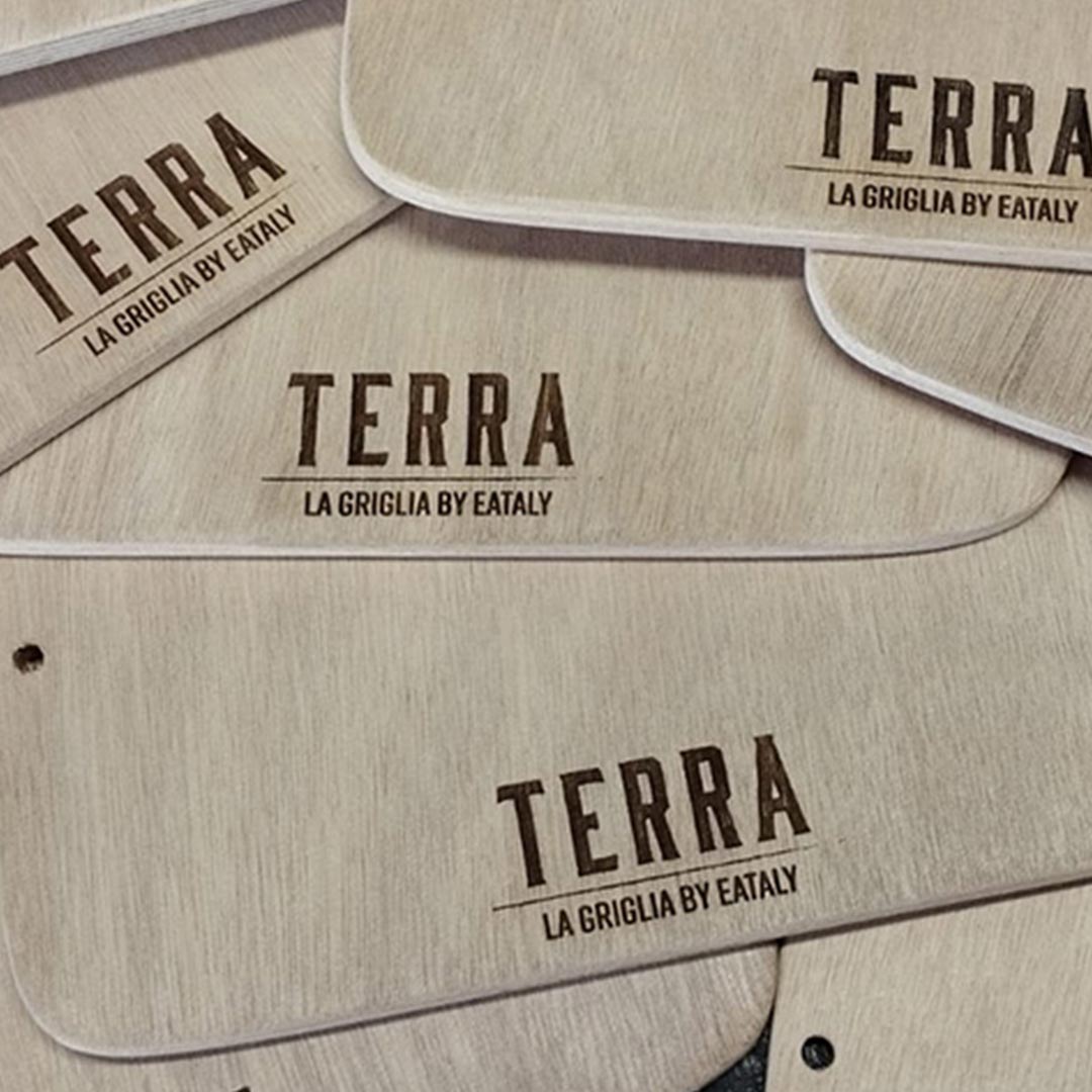 Tavolette legno per menu ristorante Terra by Eataly personalizzate con incisioni laser