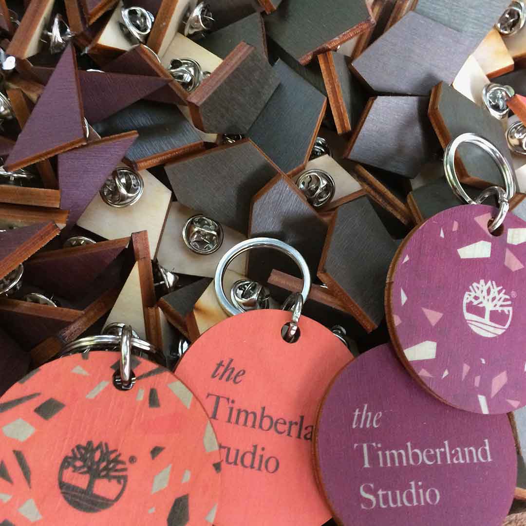 Portachiavi tondi in legno stampato a colori per evento Timberland Studio.