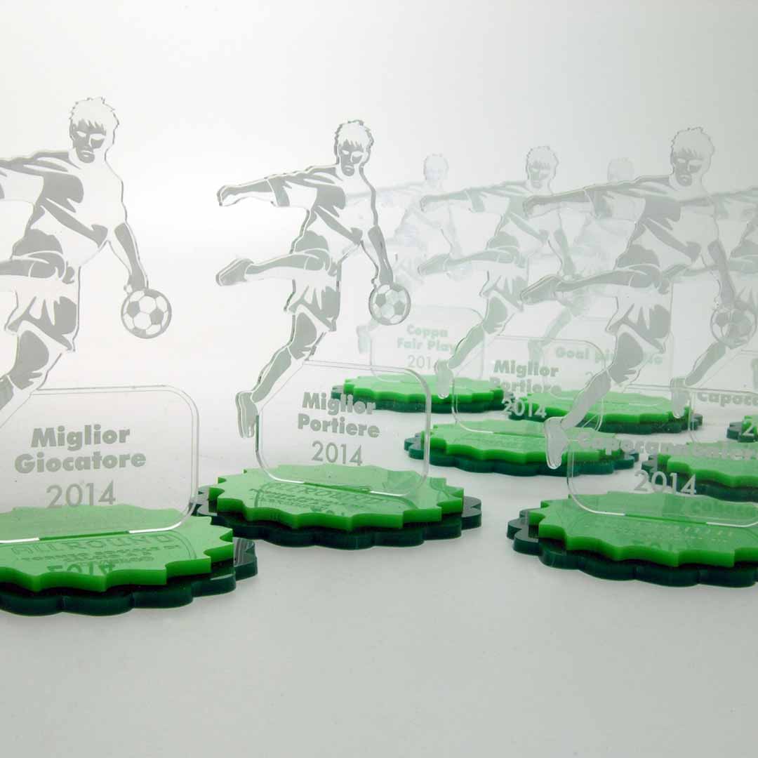 Trofei Calcio in plexiglass trasparente e colorato con incisione giocatore e pallone.