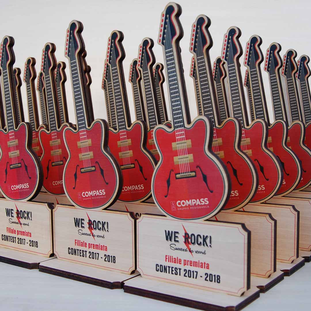 Premi in legno multistrato tanganica spessore 8 mm. Stampa grafica chitarra a colori per evento aziendale WE ROCK!