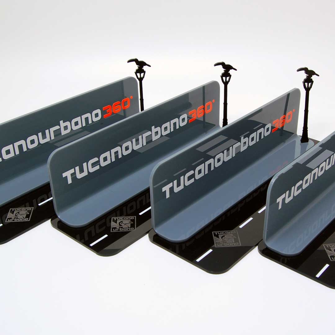 Brand display negozi Tucano Urbano plexiglass nero e grigio con incisioni laser